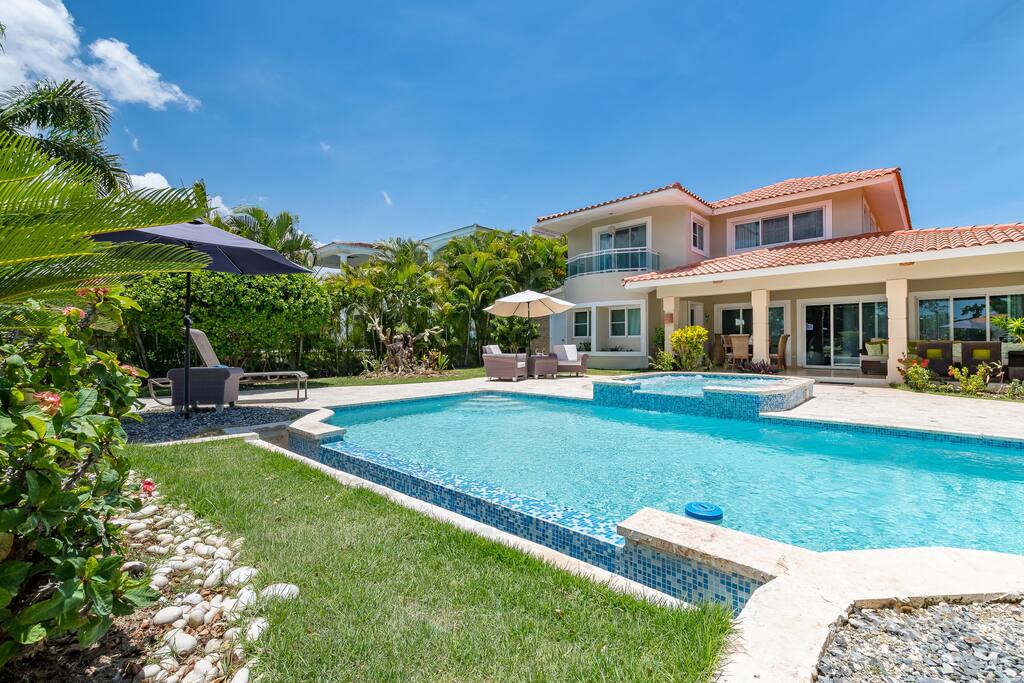 Luxury villa for rent in Punta Cana golf front, pool, jacuzzi & maid