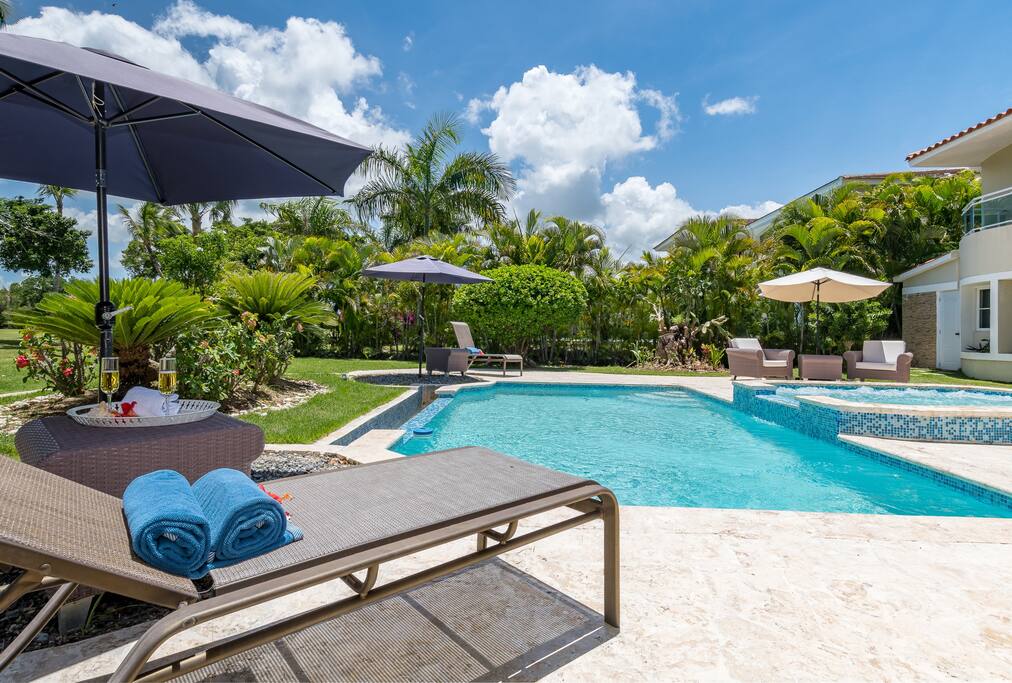 Luxury villa for rent in Punta Cana golf front, pool, jacuzzi & maid the Dominican Republic