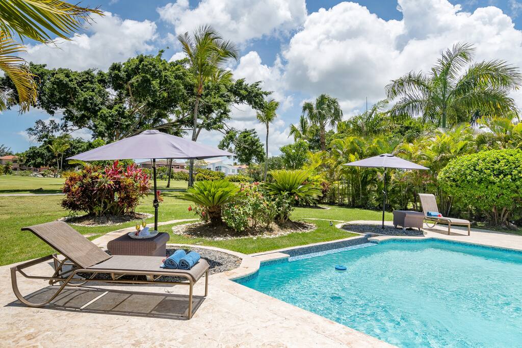 Luxury villa for rent in Punta Cana golf front, pool, jacuzzi & maid