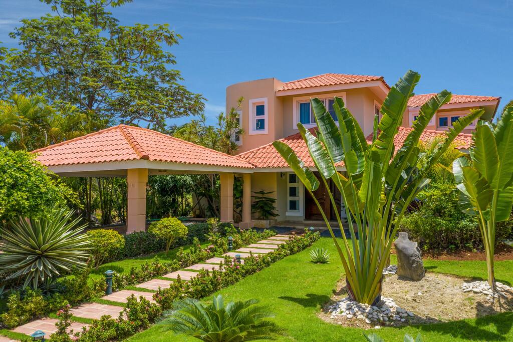 Luxury villa for rent in Punta Cana golf front, pool, jacuzzi & maid