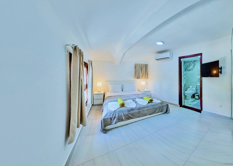 Large comfortable bed, big wardrobe, functional kitchen area, AC, flat-screen TV and free Wi-FI. Everything you need for a stay!