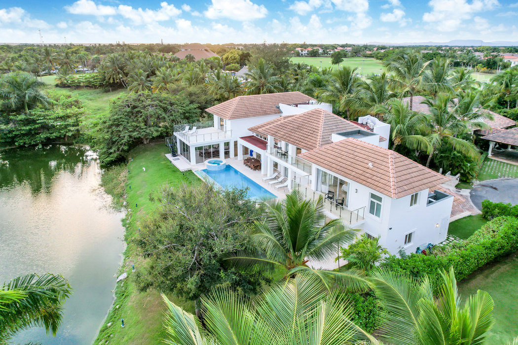 Two Luxury Villas in Cocotal for Large Groups – With Jacuzzi, Pools, Gym - Everything Punta Cana