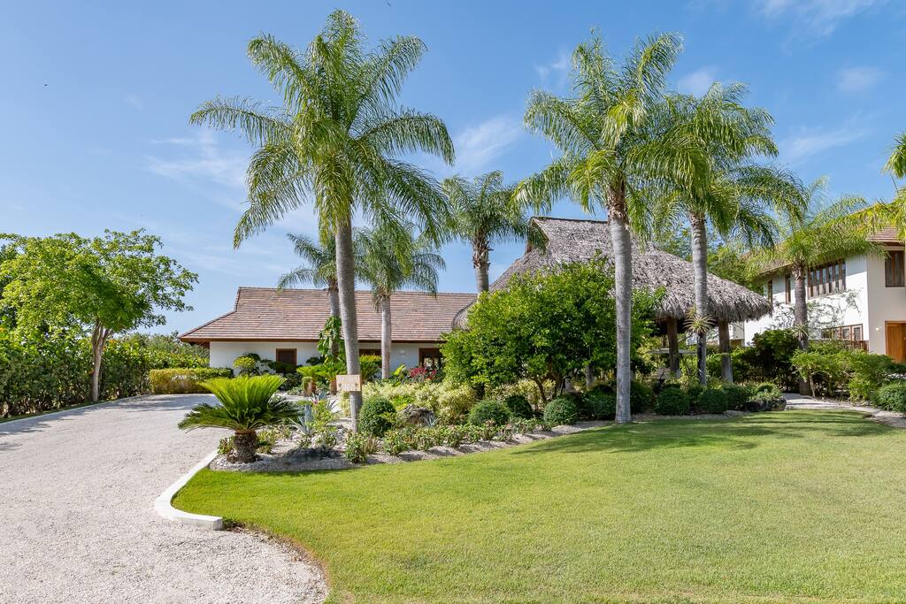 Las Palmas 100 – Luxury villa for rent at Cap Cana, Punta Cana – pool, jacuzzi, golf cart, bikes - Everything Punta Cana