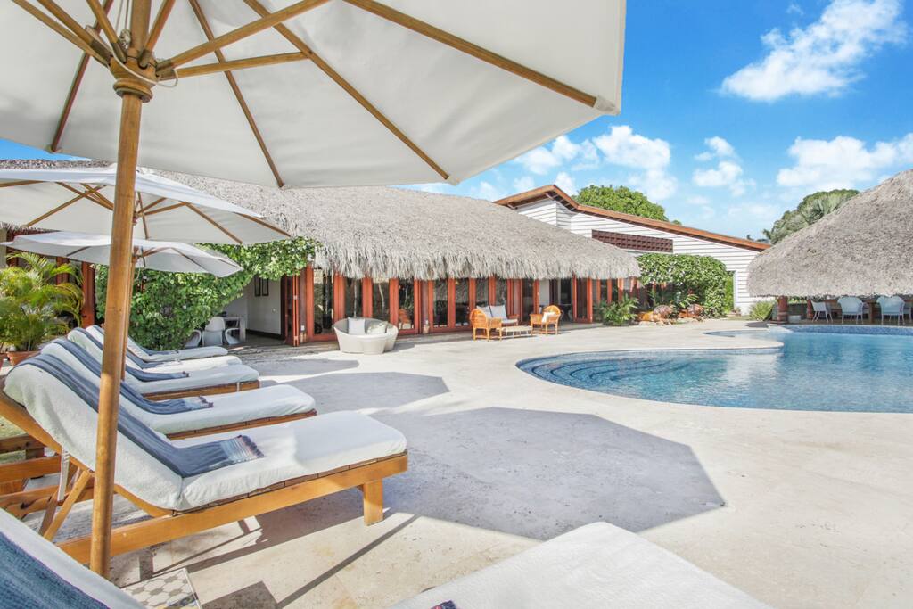Villa Batey 16: poolside sun loungers