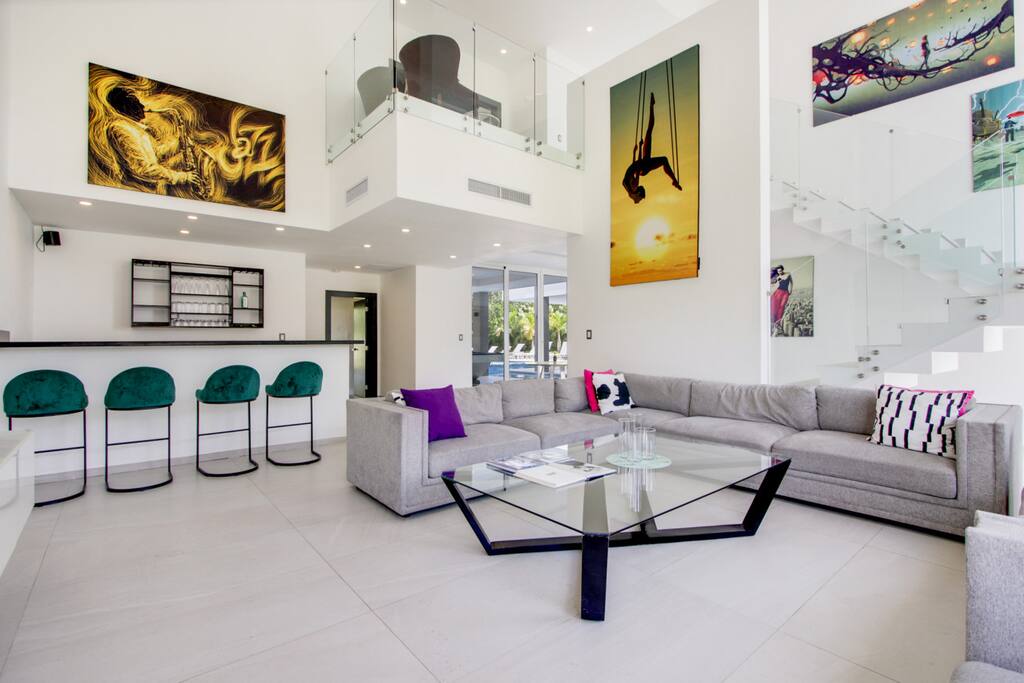 Villa Palma: Living area with bar (drinks not included)