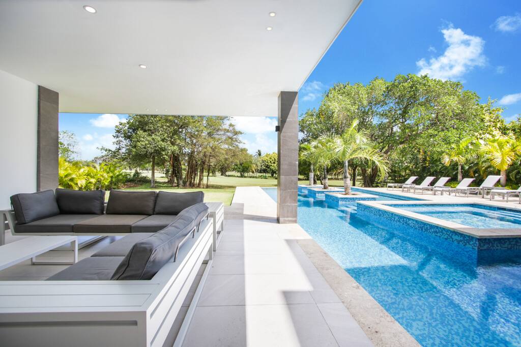 Villa Palma: Poolside terrace with TV lounge area