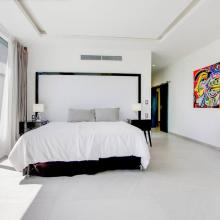 Villa Palma: Primary bedroom with King bed, TV, desk, closet and ensuite bathroom