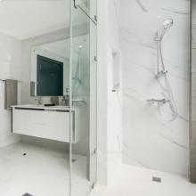Villa Palma: Primary bedroom - Ensuite bathroom with shower