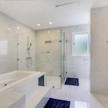 Villa Palma: Bedroom 2 - Bathroom with shower and bathtub