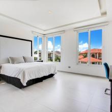 Villa Palma: Bedroom 5 (upstairs) with King bed, air-conditioning, TV, desk, closet, and ensuite bathroom with shower and tub.