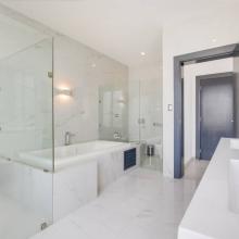 Villa Palma: Bedroom 5 - Ensuite bathroom with bathtub and shower