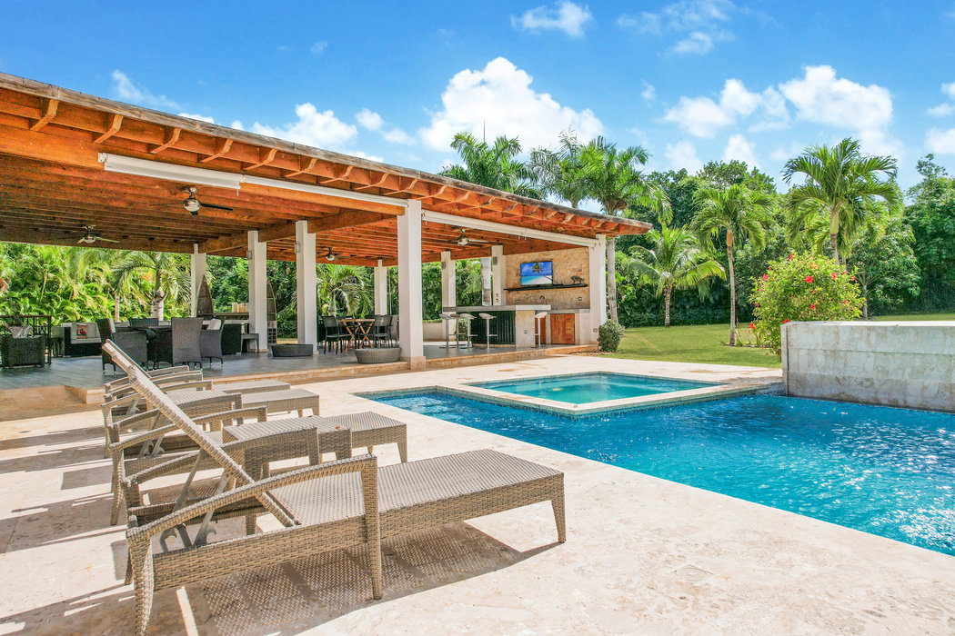 Villa de Lujo con 5 Dormitorios en Casa de Campo – Con Piscina, Jacuzzi, Juegos, Hibachi, Personal - Everything Punta Cana