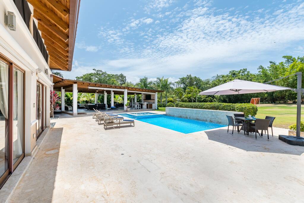 Luxurious villa at Casa de Campo - pool, jacuzzi, games, hibachi, staff