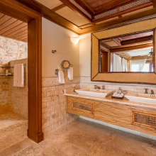 Spacious bathroom 