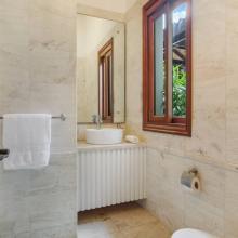 Mangos 13 - guest bathroom