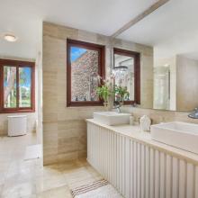 Mangos 13 - primary ensuite bathroom