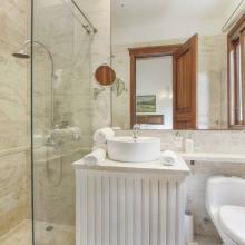 Mangos 13 - ensuite bathroom for the 3rd bedroom