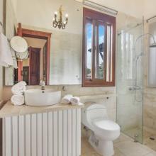 Mangos 13 - ensuite bathroom for the 5th bedroom