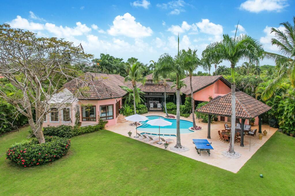 Mangos 13: Beautiful family villa w/ pool, cook, housekeeper & golf cart