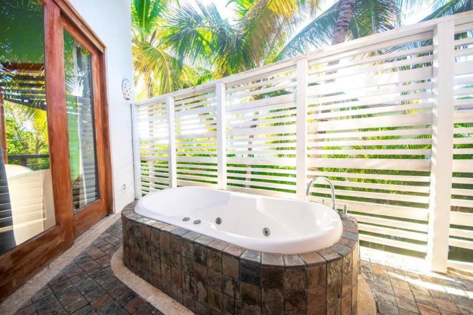 Your private jacuzzi with a stunning garden view 