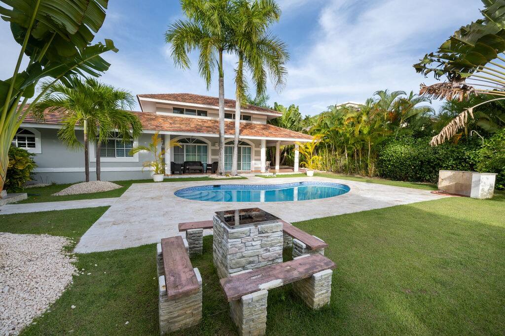 Beautiful 4 BDR Villa in the Heart of Cocotal Golf Course – Electricity & Maid Included - Everything Punta Cana