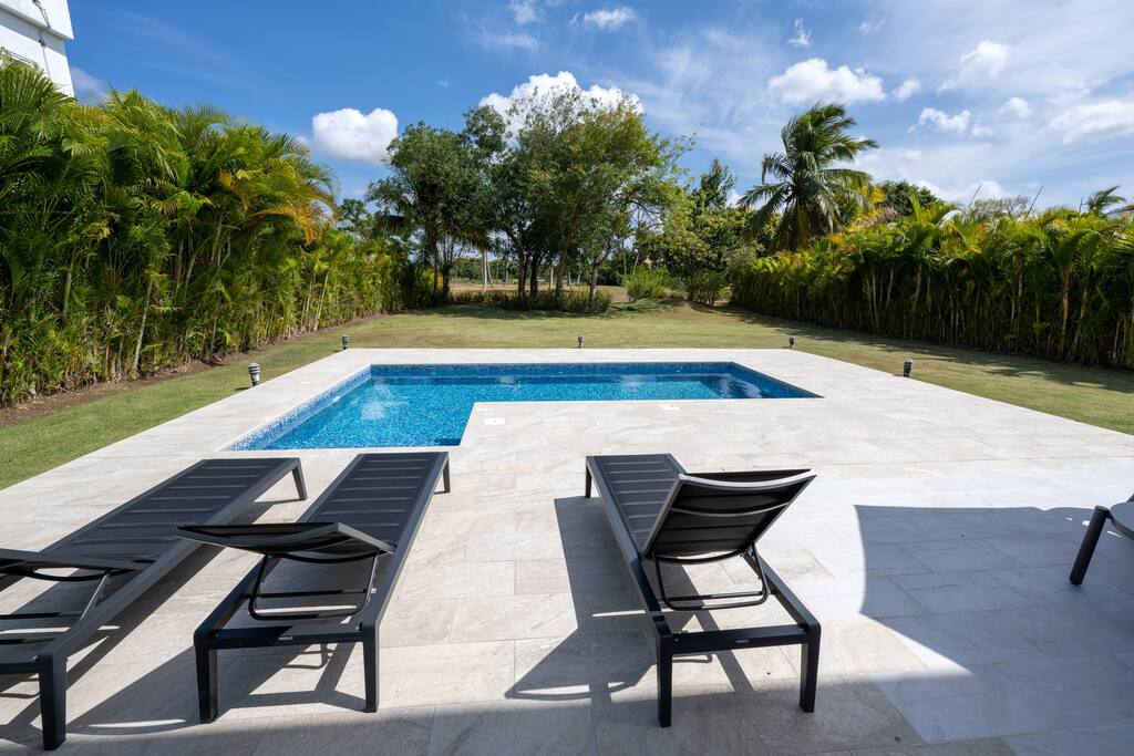 New Modern Villa in the heart of Bávaro (Cocotal) – Pool, maid, electricity included - Everything Punta Cana