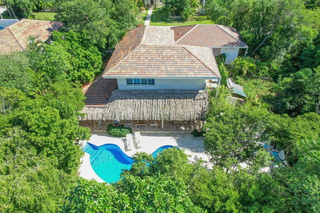 Gran Villa Familiar de 2 Niveles en Alquiler en Puntacana Resort & Club – Cerca de Playa Serena y Playa Blanca - Everything Punta Cana