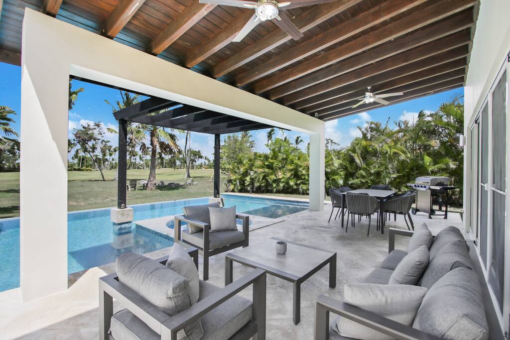 Luxury Golf Villa in Bavaro (Cocotal Palma Real) – Pool, Jacuzzi, Staff - Everything Punta Cana