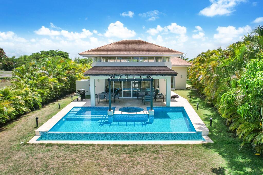 Luxury Golf Villa in Bavaro (Cocotal Palma Real) – Pool, Jacuzzi, Staff - Everything Punta Cana