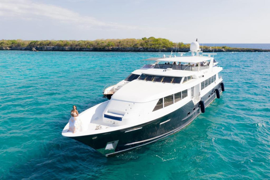 Punta Cana Private Yacht Charter – Broward 118 Luxury Super Boat up to 15 persons - Everything Punta Cana