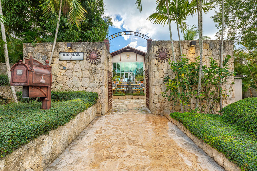 Casa de Campo Villa for sale 2 levels, Jacuzzi, BBQ, 3,720 SM (40,041