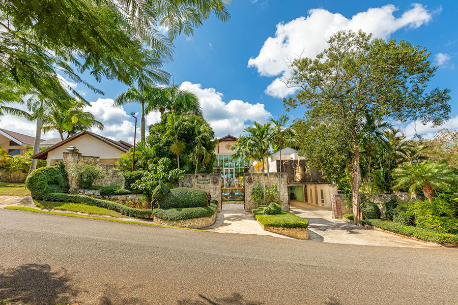 Casa de Campo Villa for sale 2 levels, Jacuzzi, BBQ, 3,720 SM (40,041