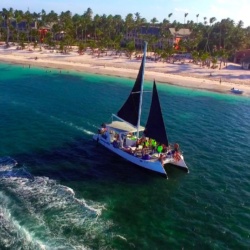 Cruise along the coastline of Juanillo