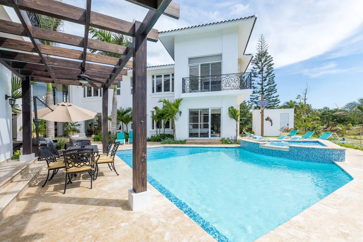 Piscina y terraza en la villa