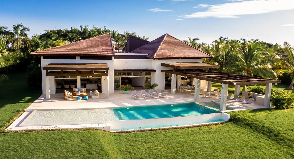 Villa with a pool and jacuzzi