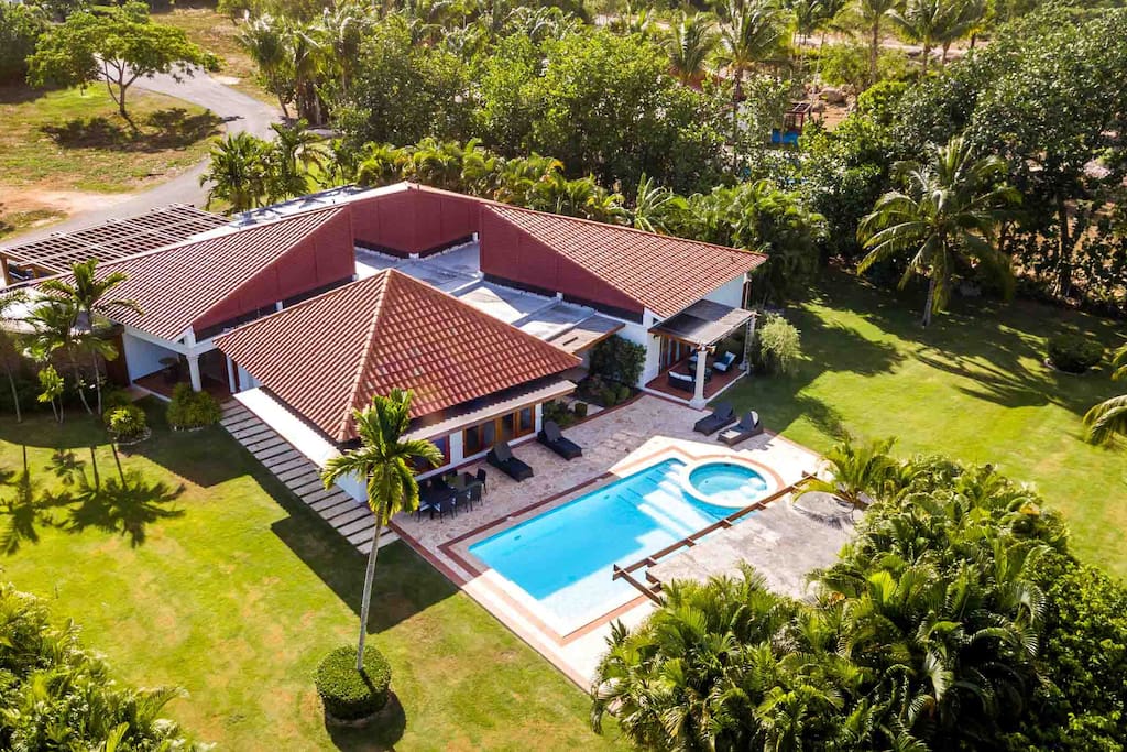 Luxury villa for rent in Punta Cana pool, jacuzzi, cook, maid, golf