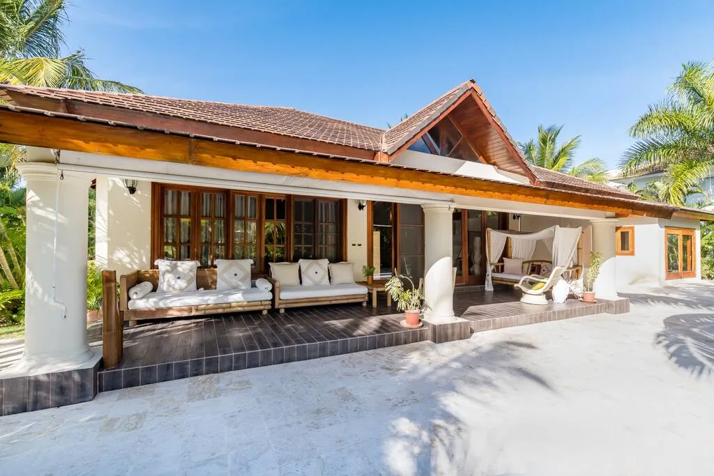 Very bright and light villa in Cocotal in Balinese style