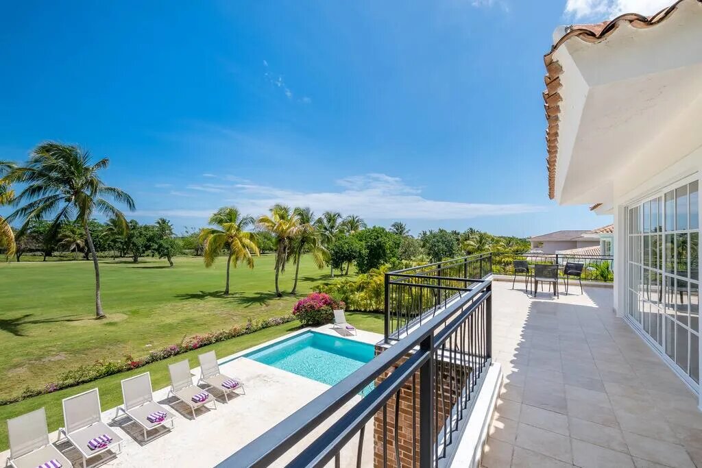 Terraza en el segundo piso de la villa con vista a la piscina y al campo de golf