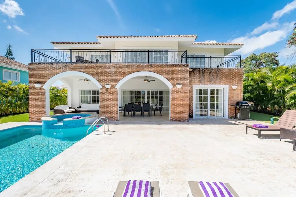 Tumbonas y una piscina cerca de la villa para tomar el sol y nadar en cualquier momento