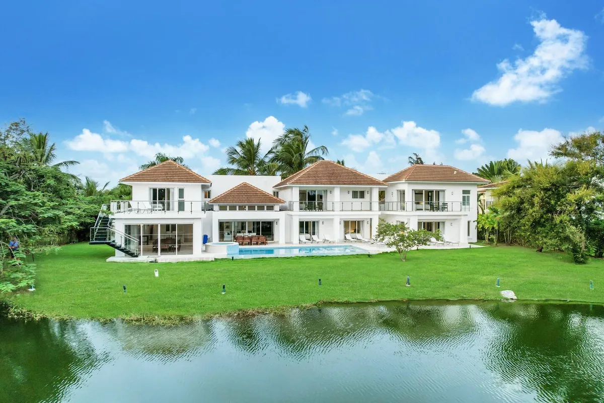 View of the villa in front of a lake