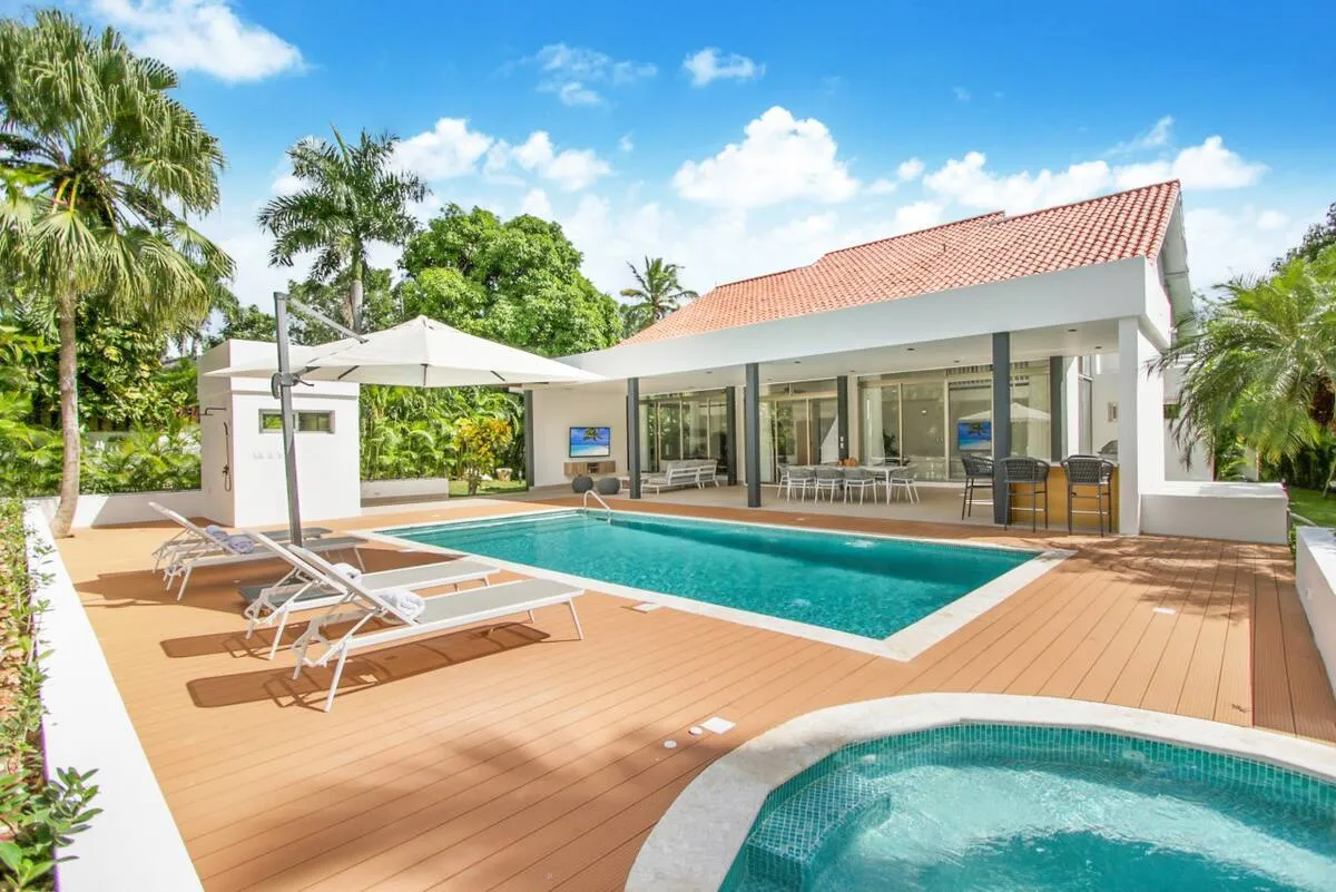 Villa with a pool and jacuzzi