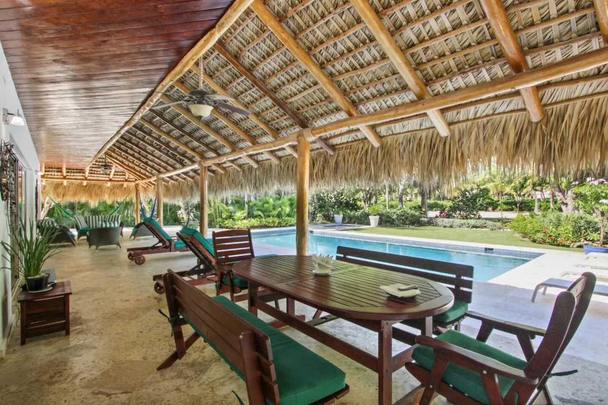 Terraza con mesa cerca de la piscina