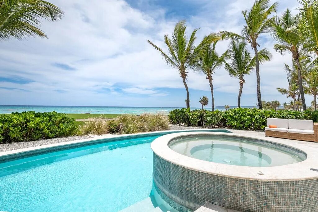 ¡Impresionante villa con piscina y vista al mar!