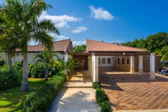 Luxury villa for rent in Punta Cana – with pool, jacuzzi, games, hibachi, staff