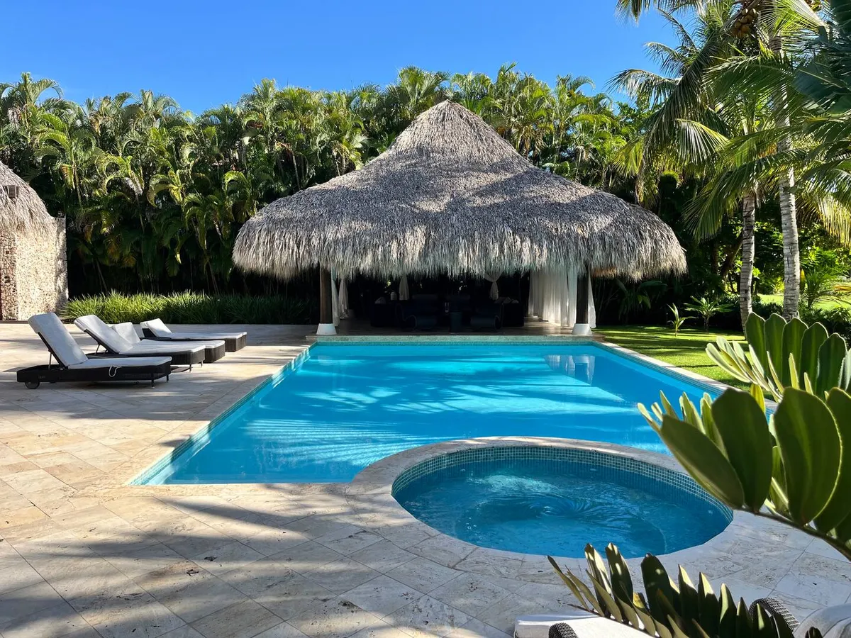 Piscina y terraza de la villa