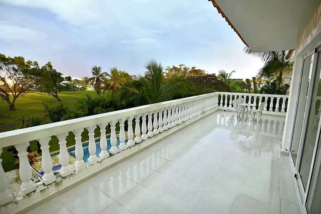 La villa tiene una gran terraza con vistas a la naturaleza y al campo de golf