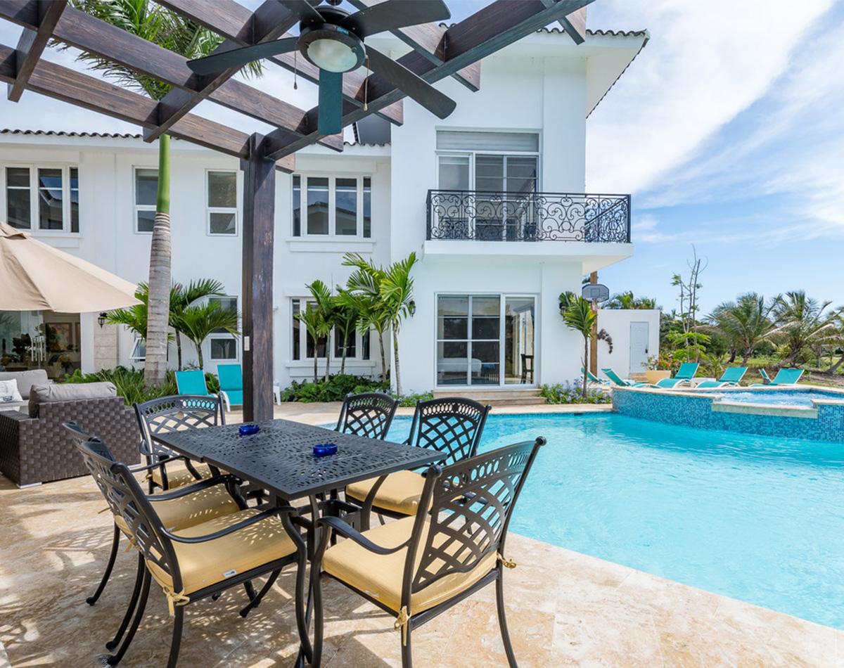 Huge villa for rent in Punta Cana (Cocotal) Chef, maid, pool, lake