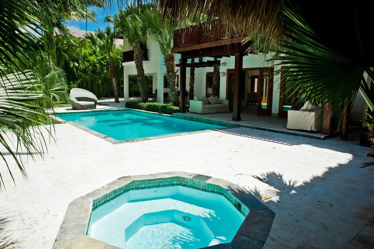 Pool and jacuzzi at the villa