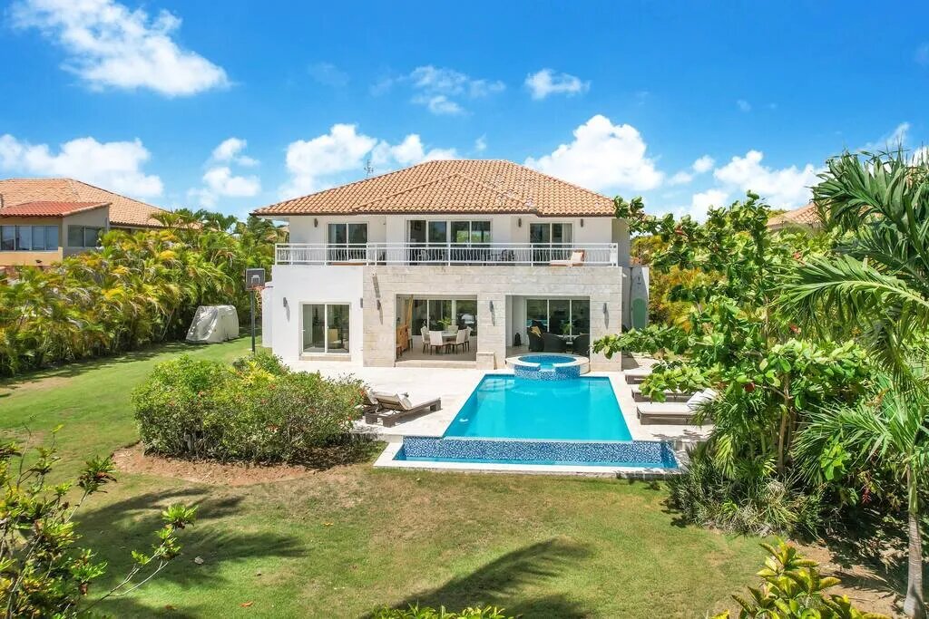 ¡Hermosa villa con piscina, jacuzzi y rodeada de jardín!