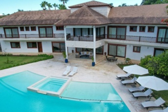 Casa de Campo villa rental – Spacious 2-lvl luxury villa with pool, Jacuzzi, BBQ, chef, maid, butler & golf cart